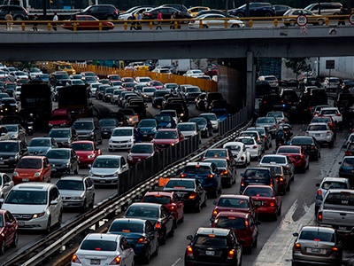 Un sensor que mide calidad del aire dentro y fuera del auto